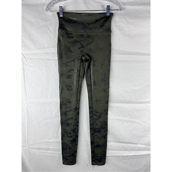 SPANX FAUX LEATHER CAMO LEGGINGS PANTS MATTE OLIVE GREEN SIZE S - Picture 2 of 8